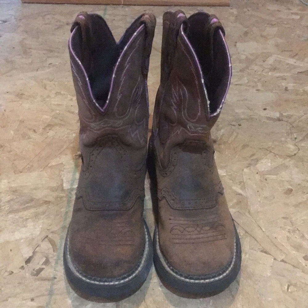 Girls 5 1/2 Justin cowgirl boots, good condition.